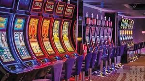 Filipino player accessing yyy77 live casino on a mobile phone